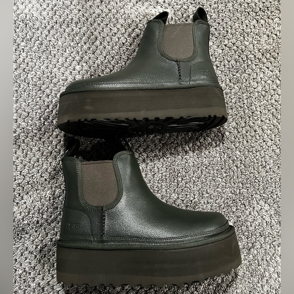 Neumal Shearling Platform Chelsea Boots Forest green Size 7